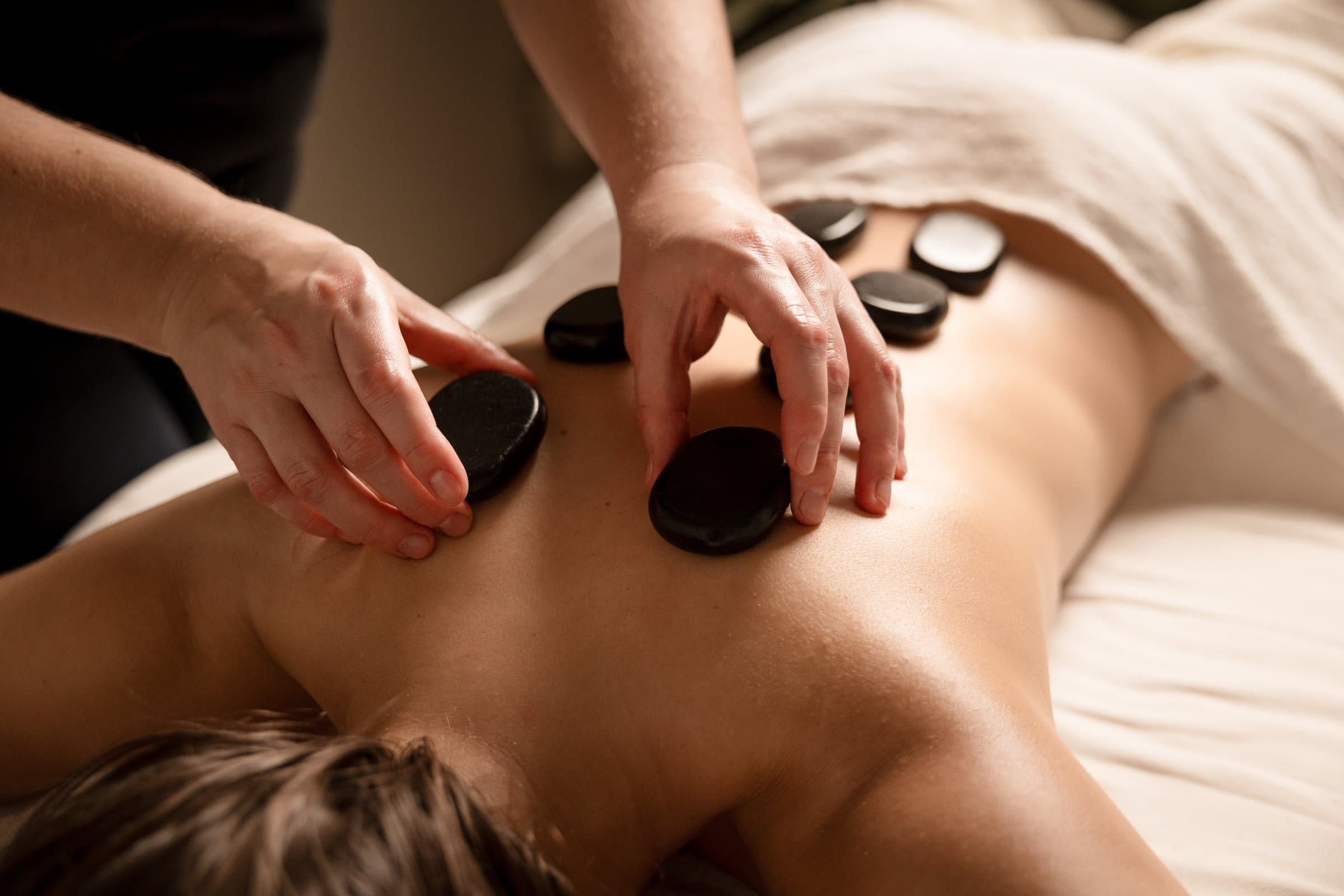 Hotstone-massage med varme sten